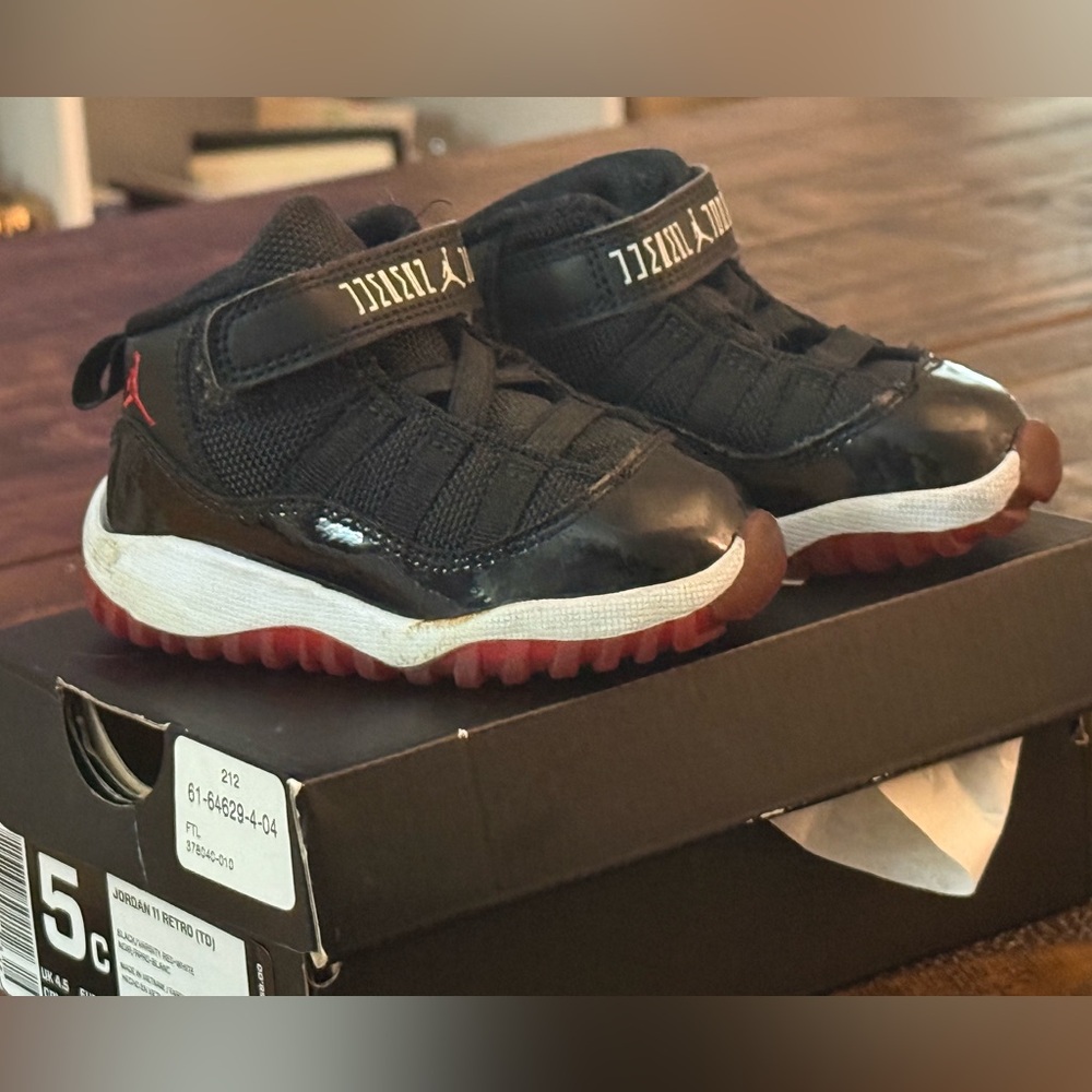 Jordan retro 11 (td)
Black-red